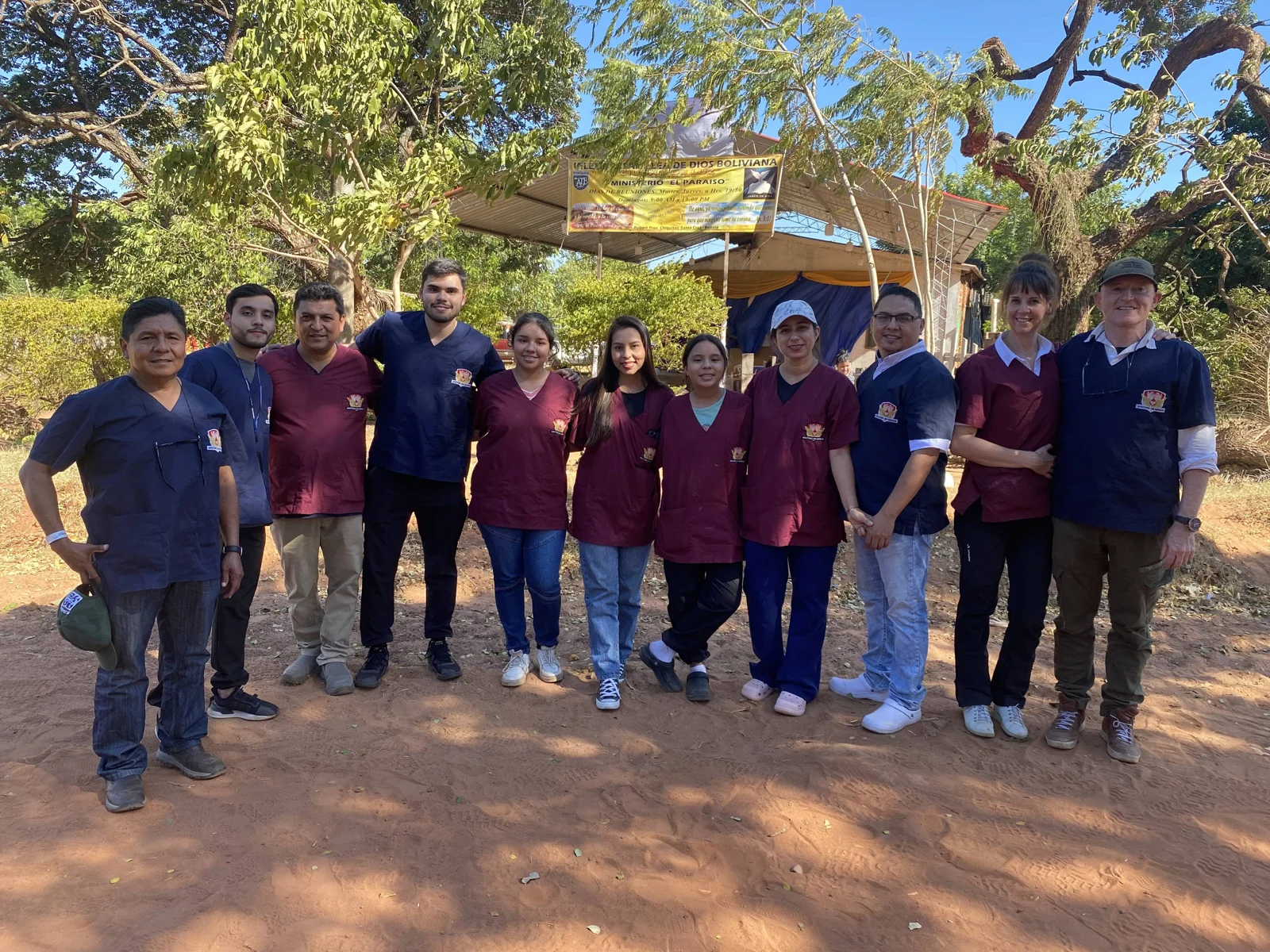 Het lokale team van Doctors on Mission samen buiten