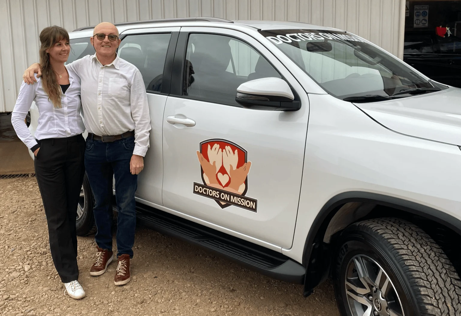 Rik en Carolien bij de door donateurs gefinancierde missiewagen